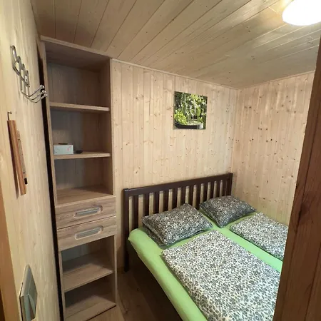 Bobule S Vinnym Sklepem Feriehus *